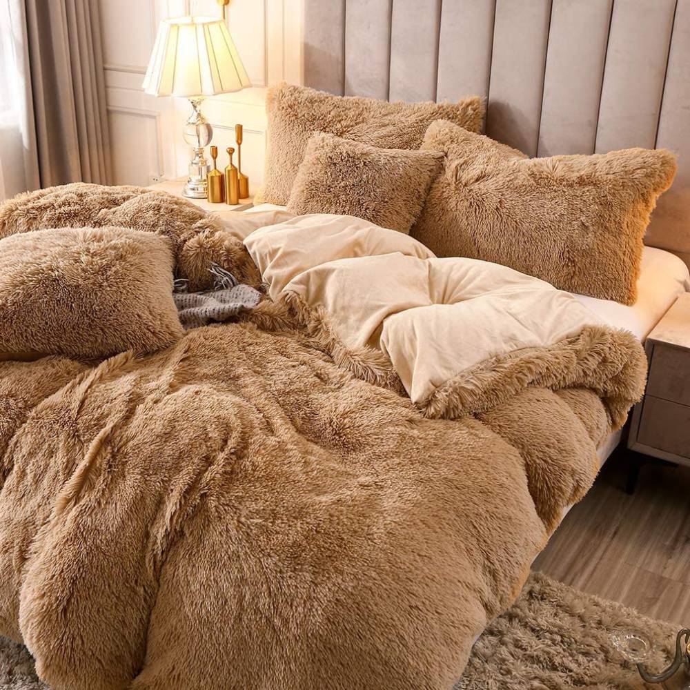 Fuzzy Comforter Set: image 5